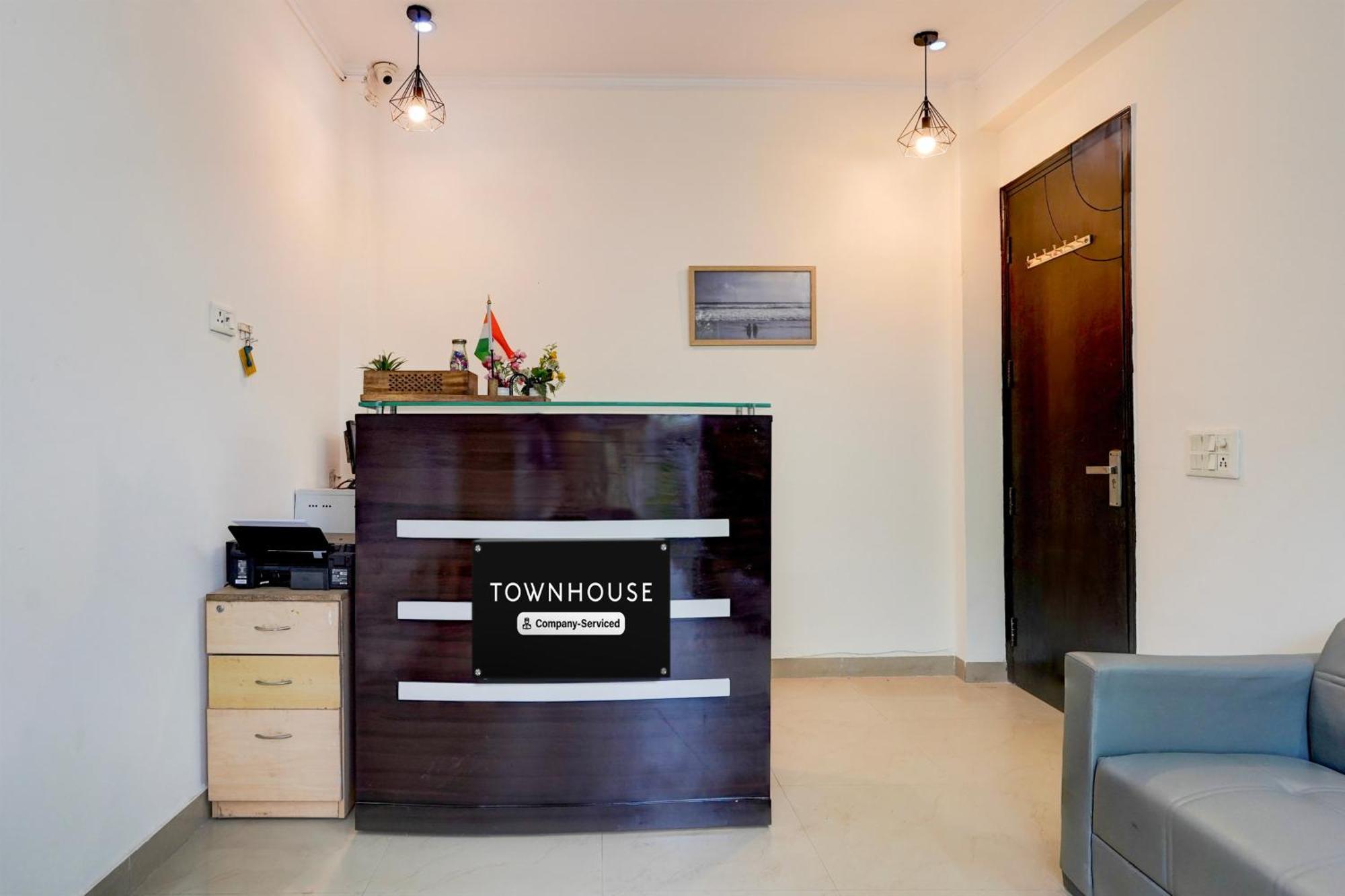 Super Townhouse Sector 53 Golf Course Road Apartment *