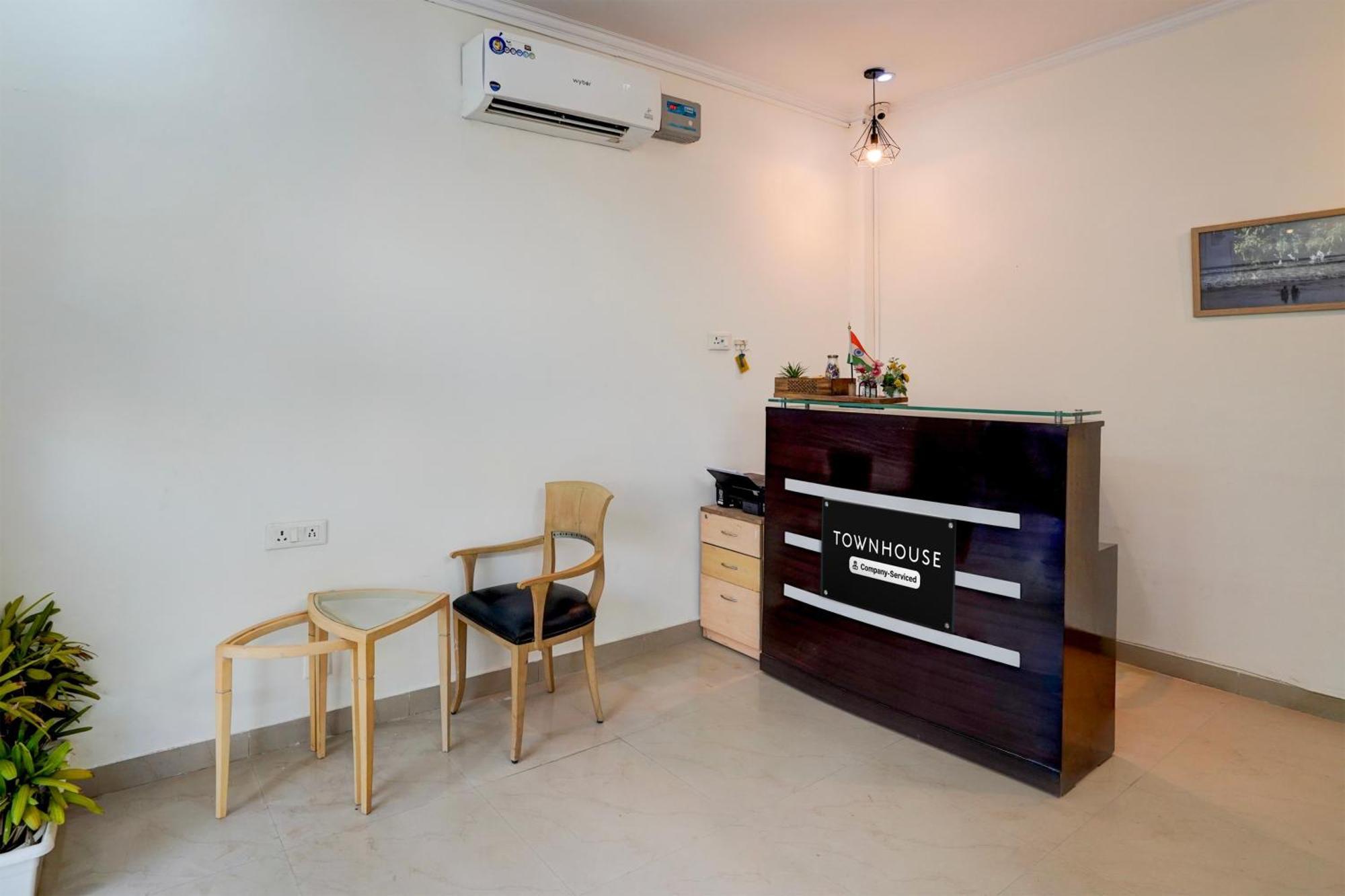 Super Townhouse Sector 53 Golf Course Road *